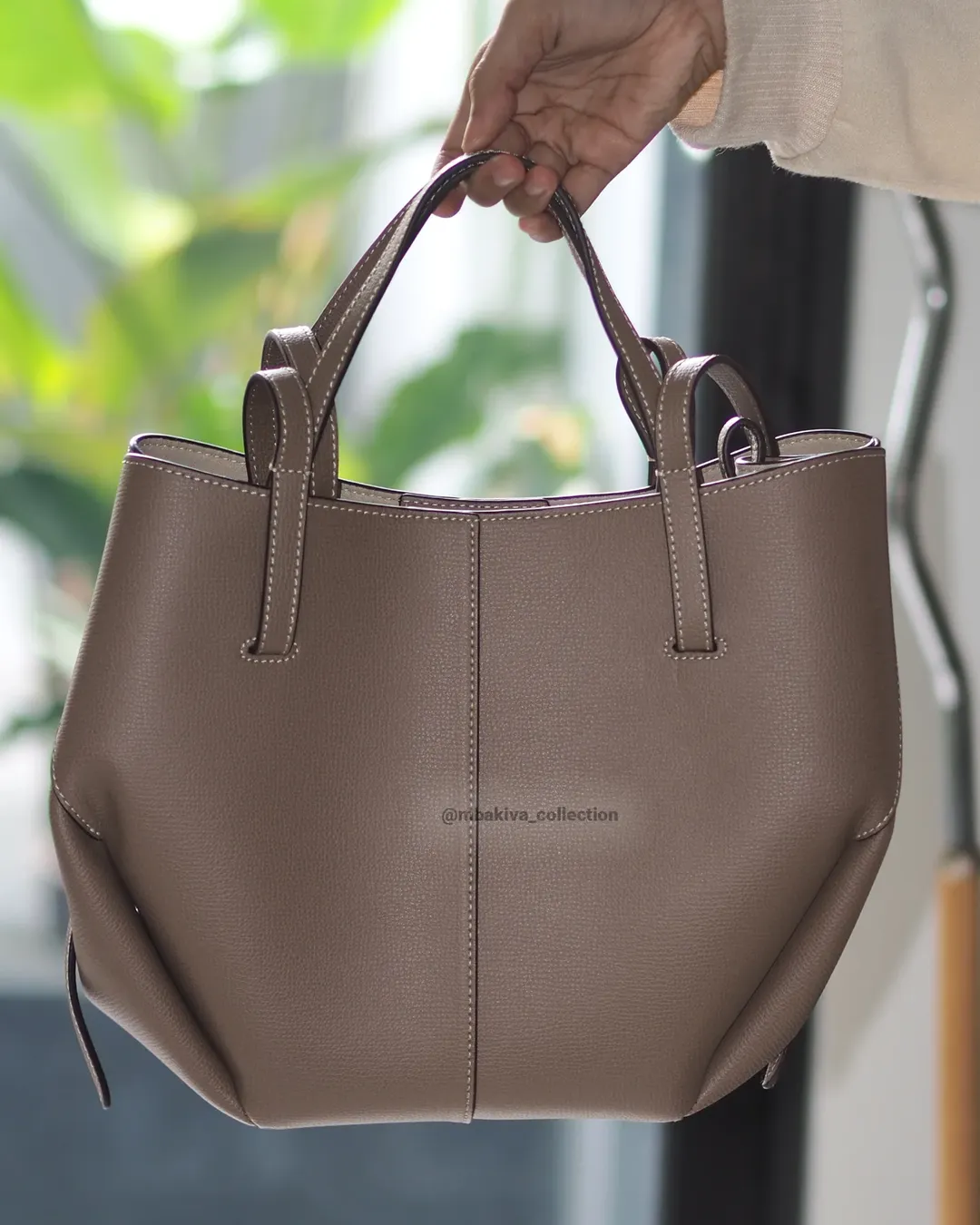 cyme mini tote textured leather taupe - Gambar 6