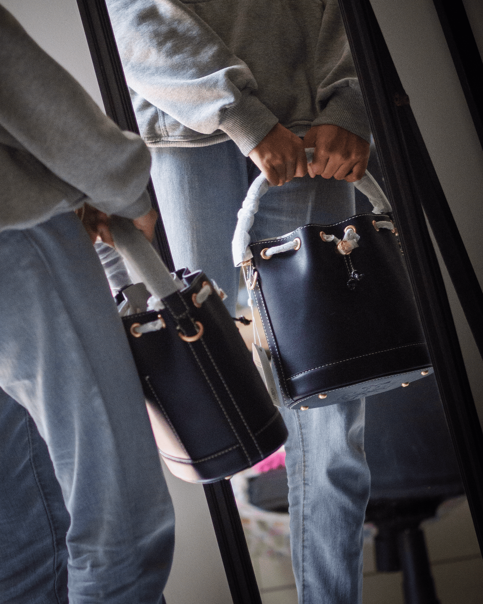 TB T Monogram Bucket Bag Midnight Navy - Gambar 3