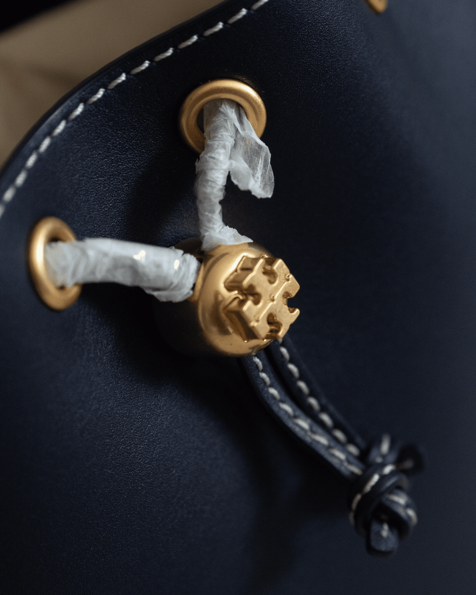 TB T Monogram Bucket Bag Midnight Navy - Gambar 4