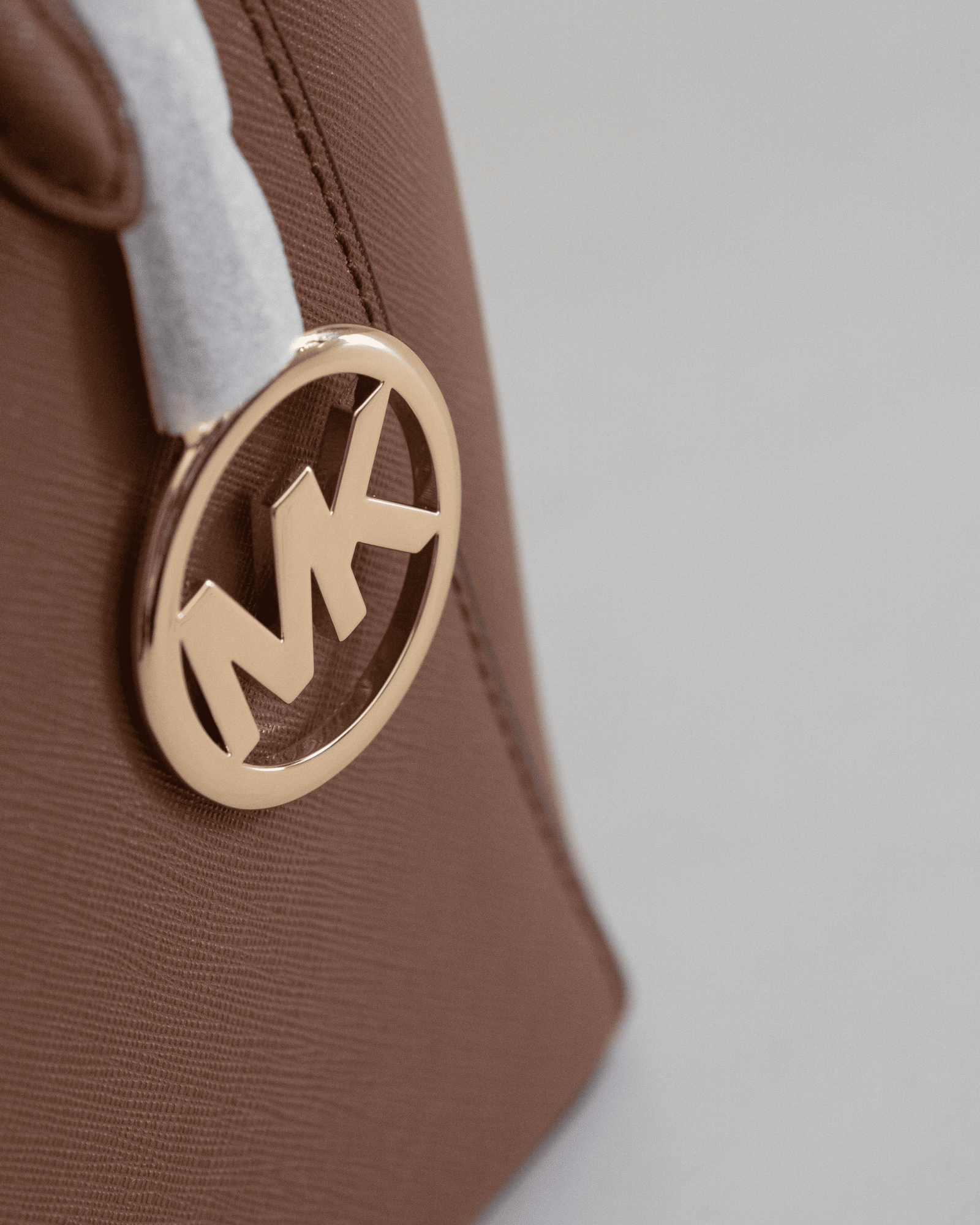 MK Maeve Monogram Small Logo Tote Bag Brown Acorn - Gambar 4