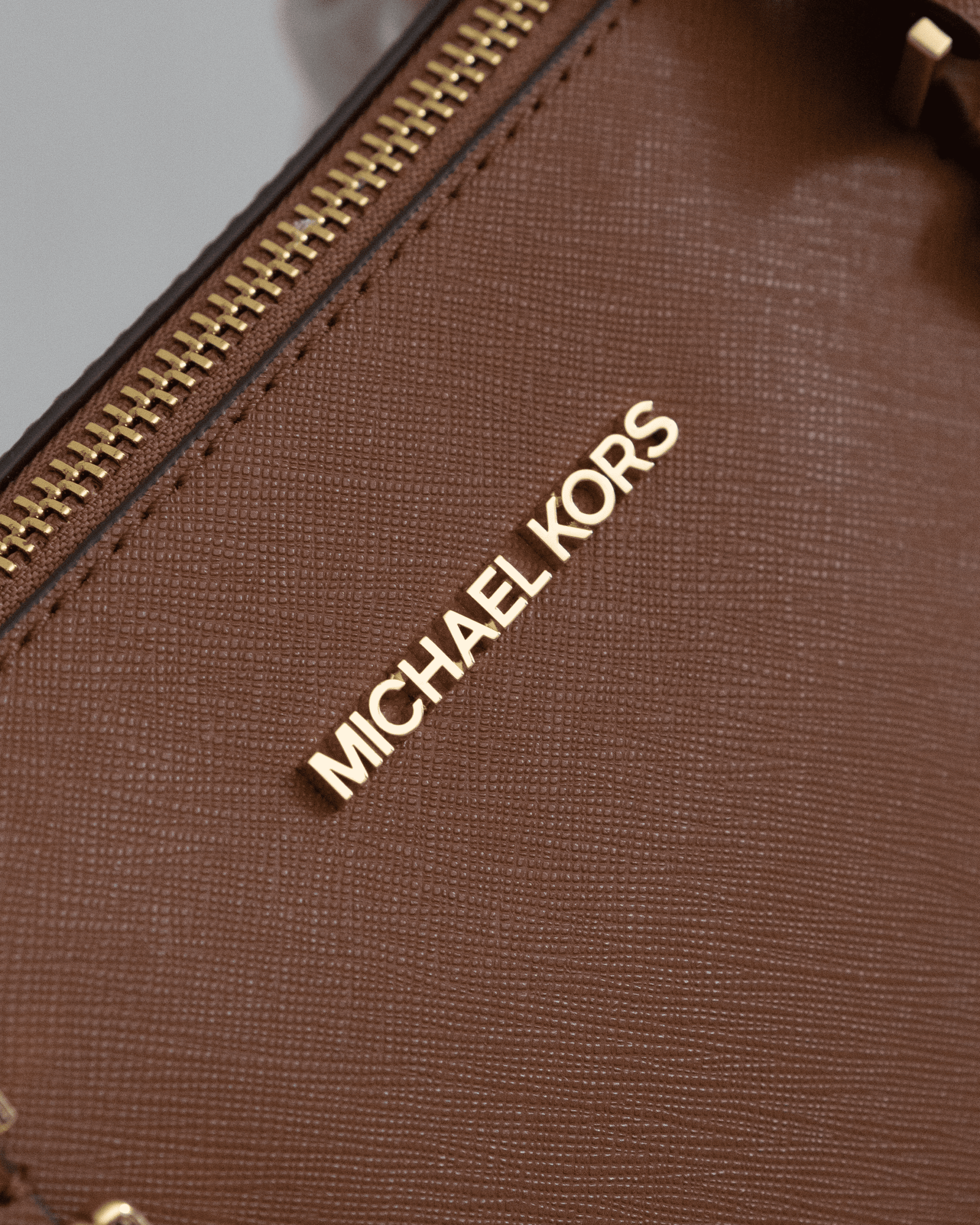 MK Maeve Monogram Small Logo Tote Bag Brown Acorn - Gambar 5