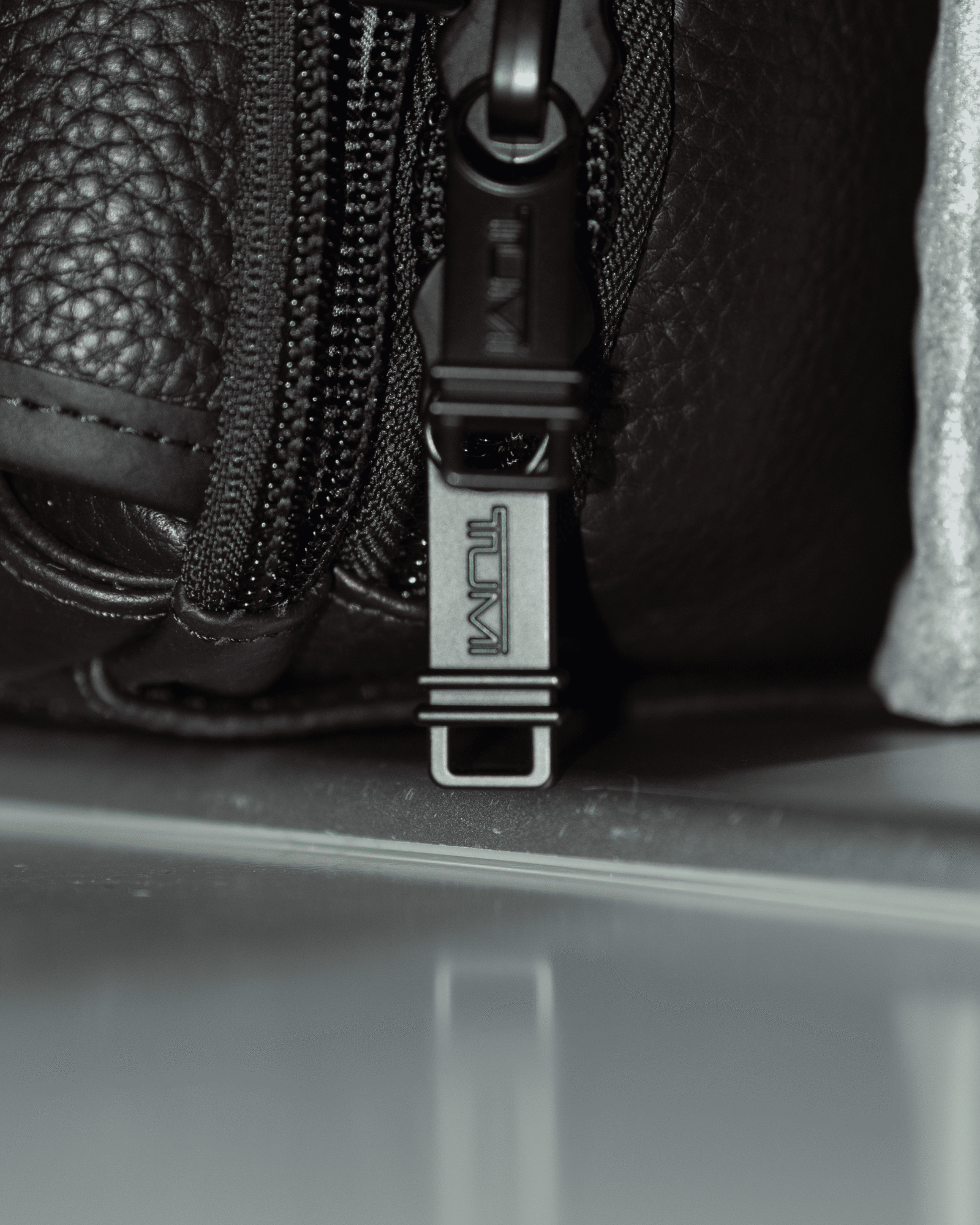 Tumi Alpha Bravo Plantoon Sling Leather Dark Brown - Gambar 4