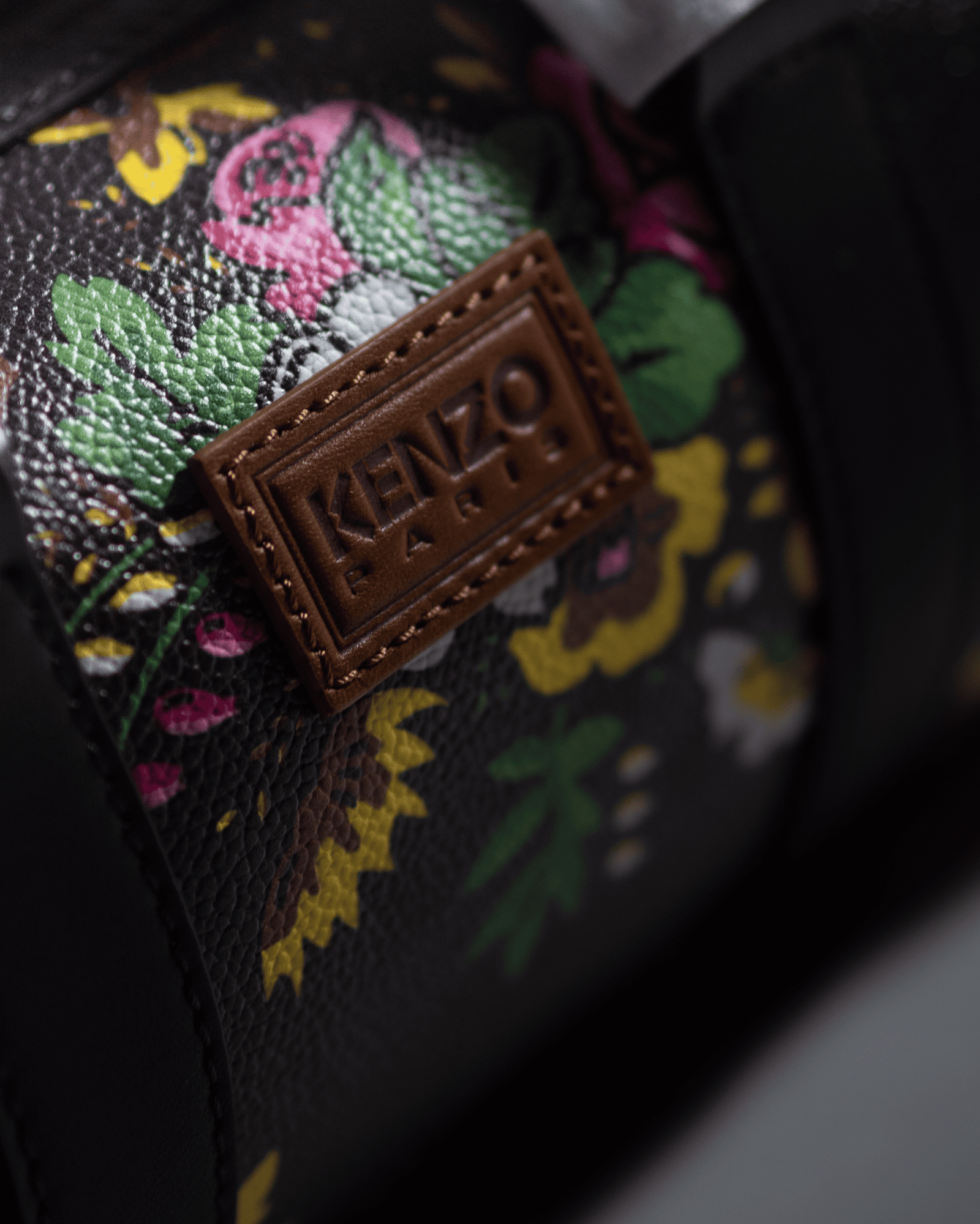 Kenzo Mini All Over Pop Bouquet Courier Duffle Black - Gambar 5