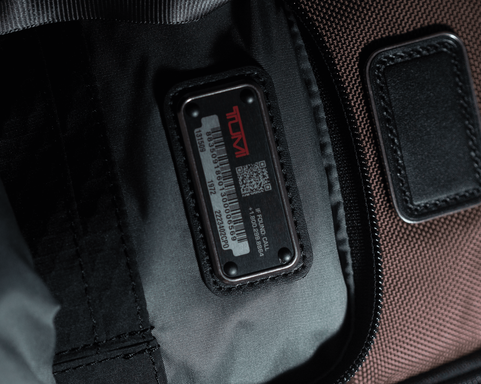 Tumi Fife Slim Bag Red Plum - Gambar 2