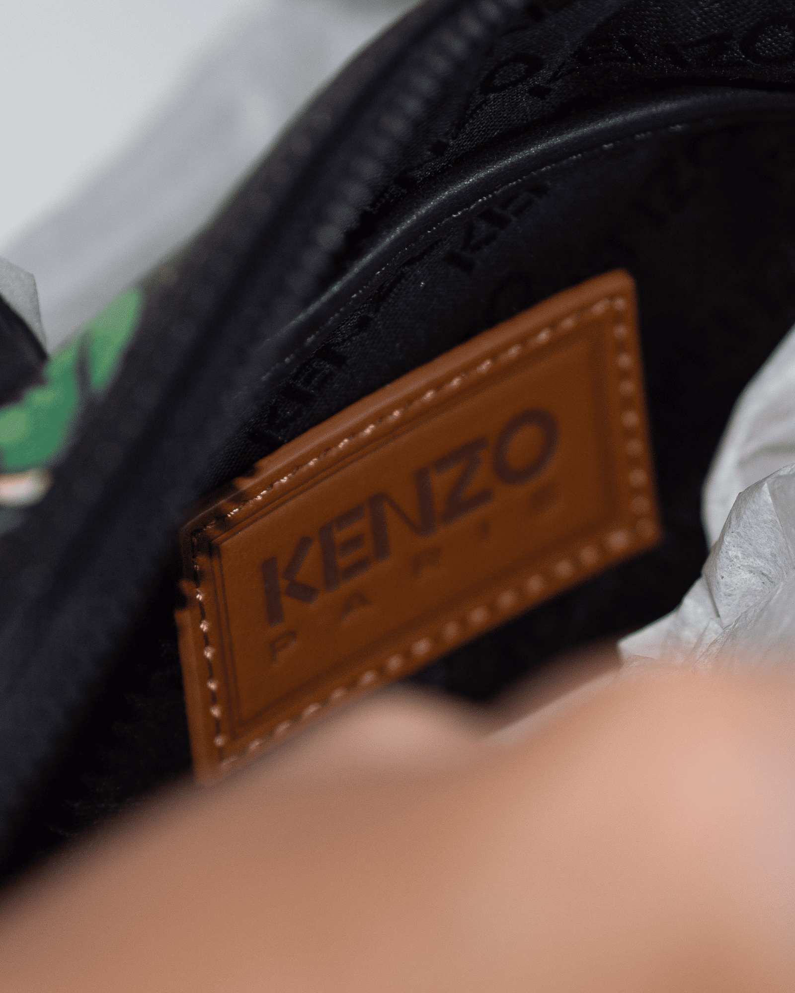 Kenzo Mini All Over Pop Bouquet Courier Duffle Black - Gambar 2